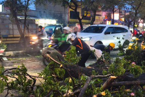 Waspada Bahaya Tersembunyi Saat Hujan untuk Pengendara Motor