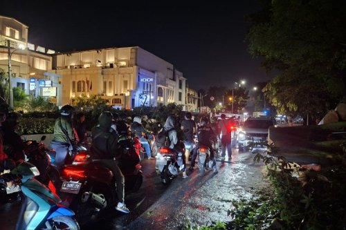 Pengendara di Jakarta Diimbau Waspadai Pohon Tumbang dan Genangan