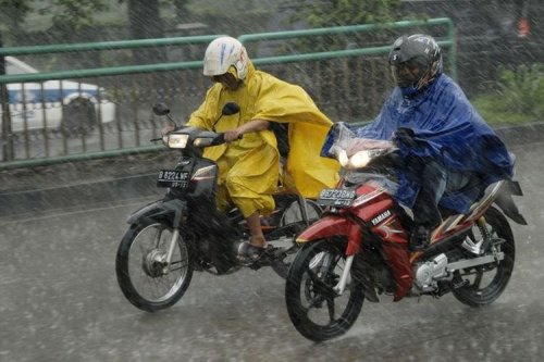 Tips Berkendara Saat Hujan, Cegah Aquaplaning pada Motor
