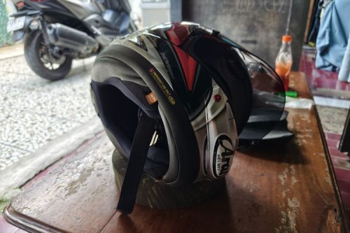 Cara Benar Rawat Helm Harian, Jangan Asal Taruh di Atas Motor!