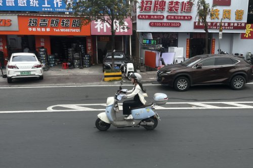 Motor Listrik Guangzhou: Evolusi Transportasi dan Risiko Pejalan Kaki
