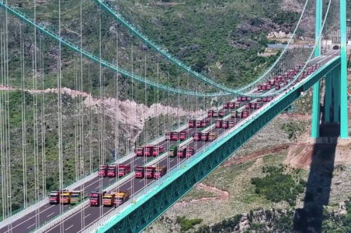 Tertinggi di Dunia, Jembatan Huajiang Canyon Lolos Uji Beban 96 Truk