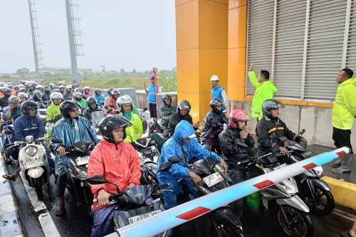 Jangan Asal Parkir, Ini Cara Aman Simpan Motor Saat Hujan Deras