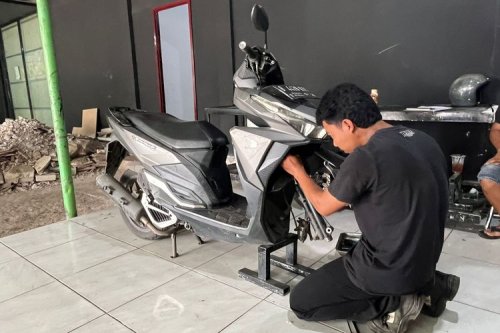 Kenali Bahaya Kerusakan Sokbreker pada Motor Anda
