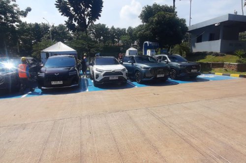 Liburan Nataru Pakai Mobil Listrik? Cek Lokasi SPKLU di Tol Trans Jawa