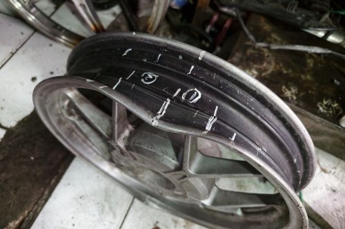 Jalan Berlubang, Pelek Belakang Motor Rawan Peang