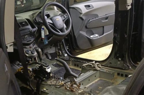 Salah Cuci Bisa Rusak, Ini Teknik Aman Bersihkan Karpet Mobil