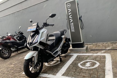 Alva Perkuat Ekosistem Motor Listrik: Charging Station & Purna Jual