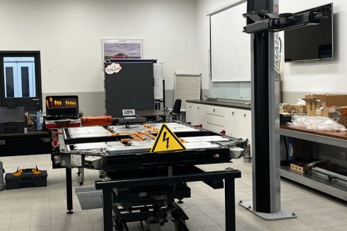 Porsche, Teknisi Mobil Listrik Porsche Sertifikasi Langsung di Singapura