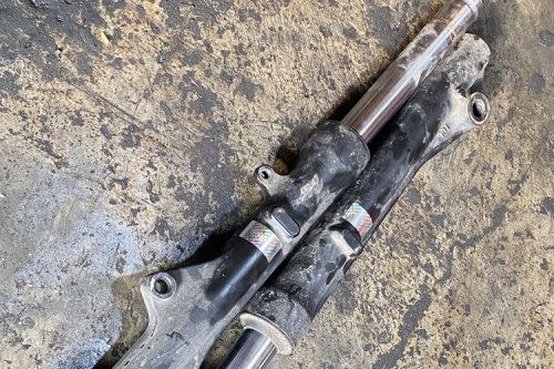Kenali Perbedaan Sokbreker Motor Rusak dan Kurang Oli
