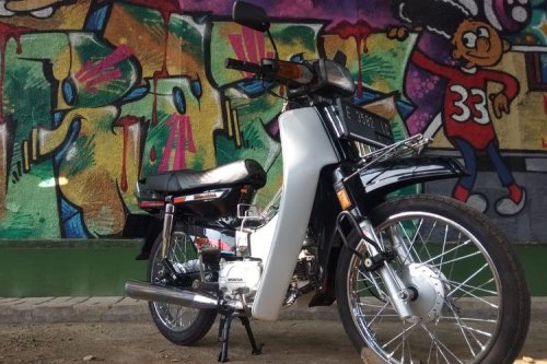 Sahabat Chris Hemsworth Keliling Bali Pakai Bebek Honda Astrea Prima