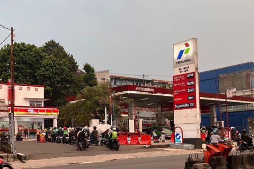 Harga Pertamax Naik, Antrean Pertalite di SPBU Bogor Mengular