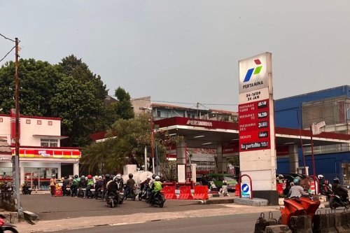 Harga Pertamax Naik, Antrean Pertalite di SPBU Bogor Mengular
