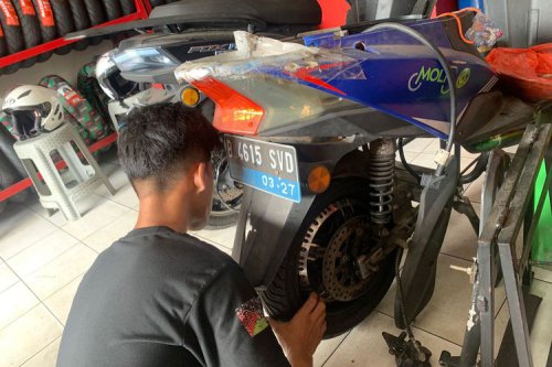 Kenapa Ban Belakang Motor Listrik Sulit Diganti? Ini Penjelasannya