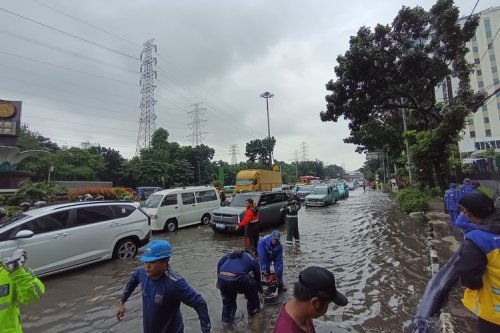 Demo Sopir di  Bogor, Mobil Listrik Hatchback