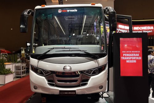 Hino Luncurkan Bus 4x4 untuk Operasional Medan Berat