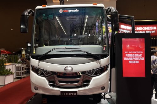 Hino Luncurkan Bus 4x4 untuk Operasional Medan Berat