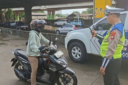 Polisi Pakai ETLE Handheld, Ini Bedanya dengan Tilang Manual