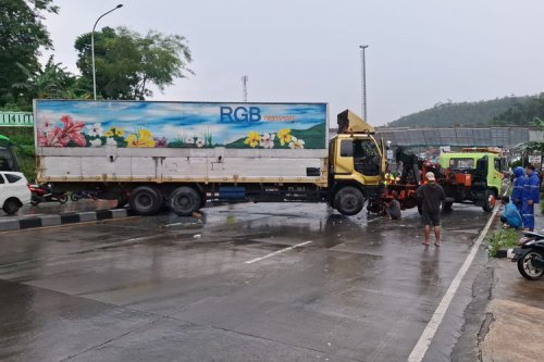 Kejadian Lagi, Kecelakaan Beruntun di Exit Tol Bawen Akibat Rem Blong