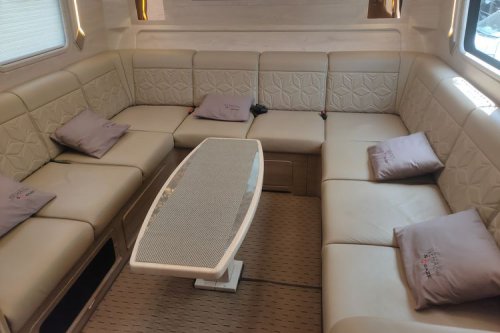 White Horse Luncurkan Bus Weha One Terbaru, Ada Sofa dan Ruang Karaoke