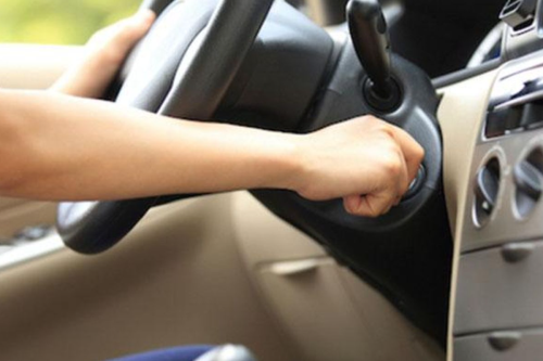 Jangan Injak Pedal Gas saat Memanaskan Mesin Mobil, Ini Alasannya