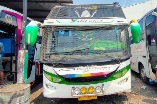 Kru Bus Modal Sendiri Beli dan Pasang Aksesori