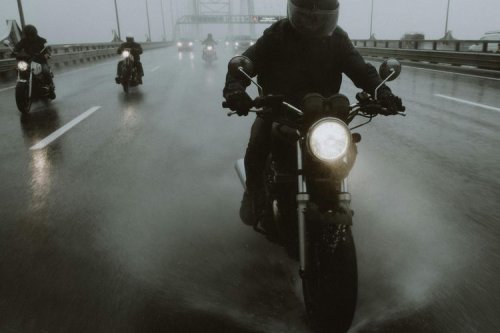 Fakta atau Mitos: Ngebut Bikin Motor Lebih Boros BBM?