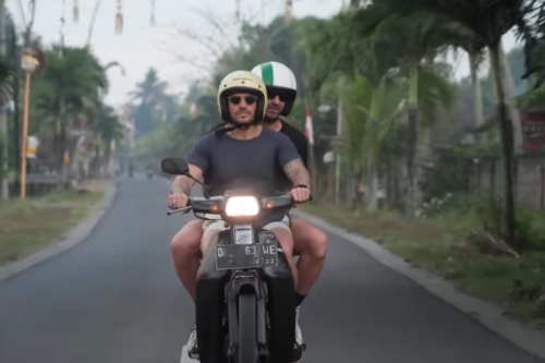Sahabat Chris Hemsworth Keliling Bali Pakai Bebek Honda Astrea Prima