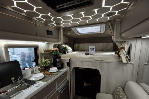 Toyota, Modifikasi Toyota Hilux Rangga Motorhome dari Baze