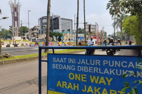 Waspada Bahaya Motor Melintas Saat One Way di Jalur Puncak