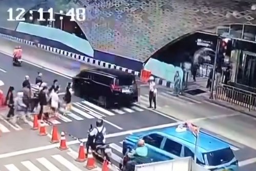 Siapa yang Berhak Didahulukan di Zebra Cross, Kendaraan atau Pejalan Kaki?