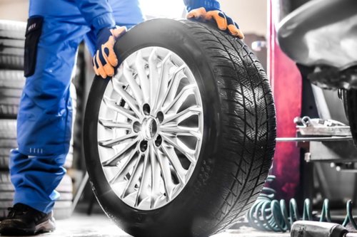 Ganti Ban yang Sudah Botak, Cek Harga Ban Mobil April 2026