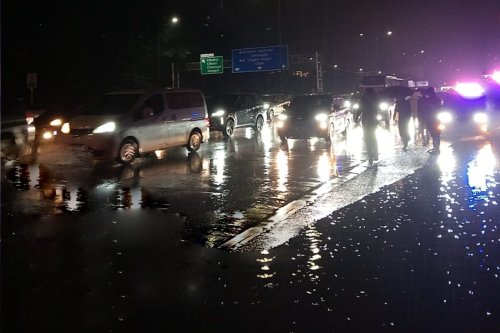 Sampah Saluran yang Bikin Tol Jagorawi Banjir Sudah Diatasi