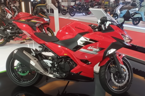 Kawasaki, Perbandingan QJMotor SRK 250 RA dan Kawasaki Ninja 250