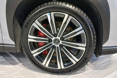 Alasan kenapa Ban Mobil Listrik Butuh Tekanan Udara yang Tinggi