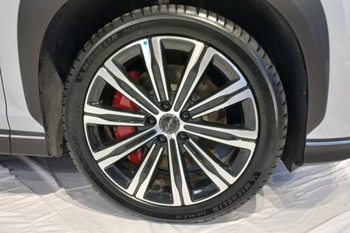 Alasan kenapa Ban Mobil Listrik Butuh Tekanan Udara yang Tinggi