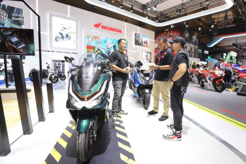 AHM Segarkan PCX 160 dengan Warna Baru, Harga mulai Rp 34 Jutaan