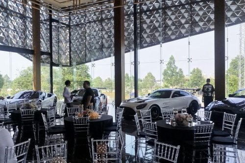 Showroom Mobil Mewah Hadir di PIK 2