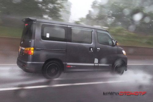 Waspada, Bahaya Aquaplaning Mengintai di Jalan Tergenang