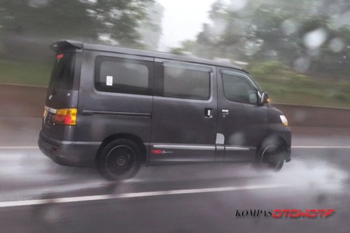 Waspada, Bahaya Aquaplaning Mengintai di Jalan Tergenang