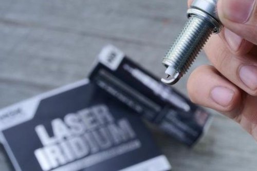 Apa Benar Busi Mobil Hybrid Berbeda dari Mobil Bensin Biasa?