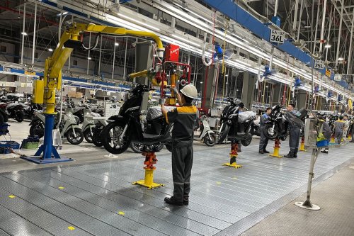 Intip Produksi Motor VinFast: Robot Otomatis & Teknologi Canggih