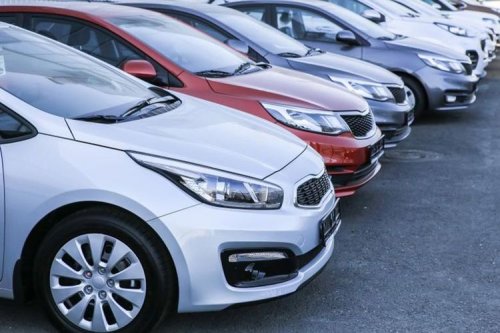 Pendapatan Kelas Menengah Tak Mampu Kejar Kenaikan Harga Mobil