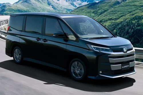 Suzuki Luncurkan Saudara Kembar Toyota Voxy, Pakai Mesin Hybrid
