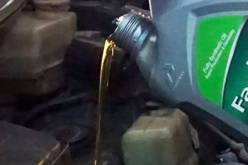Ganti Oli Mesin, Baiknya Ikuti Waktu atau Jarak Tempuh?