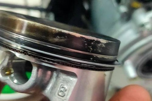 Bahaya Geber Gas Motor Saat Standar Tengah, Piston Bisa Jebol