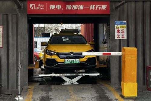 Intip Kecanggihan Sistem Tukar Baterai Mobil Listrik di China