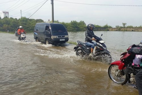 Cara Memperkecil Peluang Mobil Mogok saat Melewati Banjir