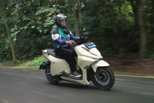 Harga BBM Dunia Naik, Alva Sebut Motor Listrik Jadi Solusi Hemat