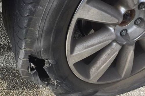 Waspada Saat Melibas Genangan, Risiko Ban Bisa Robek